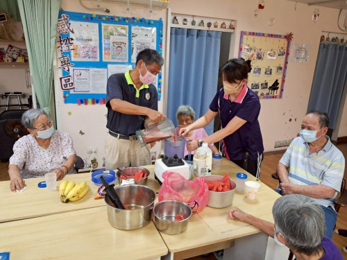 來杯消暑一夏 彰化榮家日照中心住民享鮮果飲饗宴 