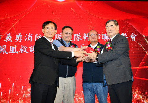 見證鳳凰救護大隊大隊長交接   副市長鄭照新感謝無私奉獻