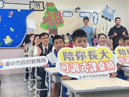中市校園設備大升級  教育局長視察可調式課桌椅配置情形
