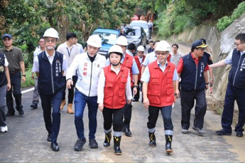 連日豪雨致台中霧峰暗坑巷災損 盧秀燕親赴關心搶修進度：全力保障市民安全