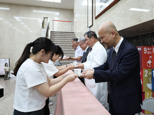 中山醫大教師節感恩茶會　奉茶傳遞敬師情誼