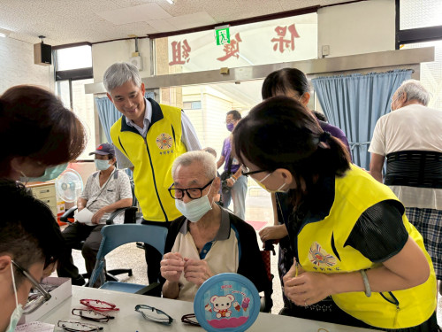 中彰榮家服務住民專業驗光配鏡到府 呵護視力健康