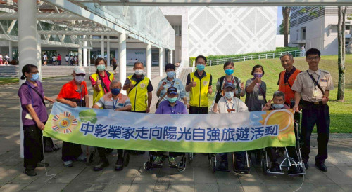 中彰榮家養護房微旅行 長輩開心遊草屯賞工藝品佳餚