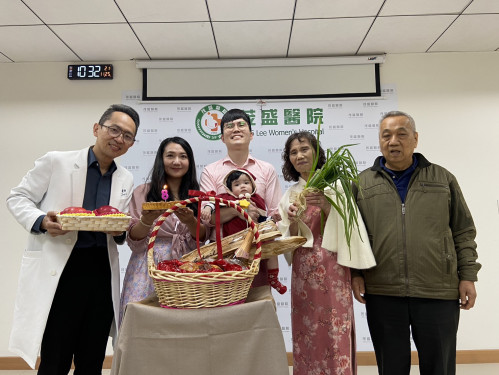 44歲熟女工程師順利求子到院表謝意 醫病溫馨齊享感恩節火雞大餐