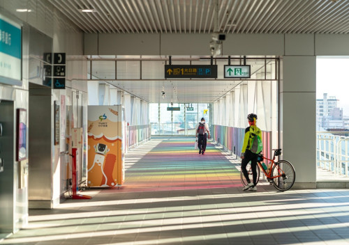 行走在彩虹上！中捷烏日站公共藝術打造城市移動美學