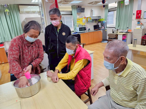 彰化榮家日照中心手做蘿蔔糕  爺奶炊出懷舊好滋味