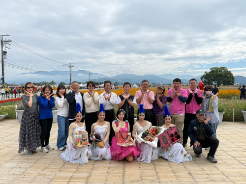 花海花毯節人氣旺、在地特產500條杏鮑菇香腸免費送   橘色波斯菊、紅色百日草、本週大爆發