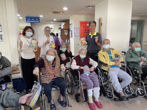 彰化榮家感謝埔榮關懷師贈聖誕糕傳福音 祝福長輩平安喜樂