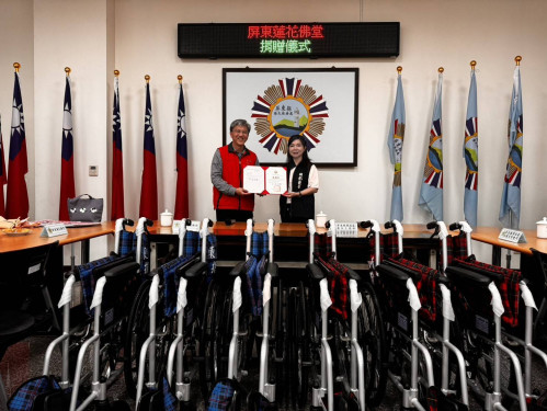 屏東蓮花佛堂捐贈愛心輪椅助特需榮民眷