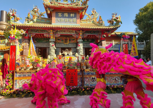 神明入厝！富陽軒八卦祖師廟入火安座   信徒擲筊好運背回家