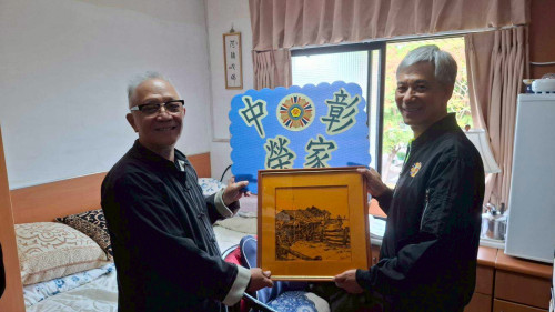 鋼筆畫捐贈中彰榮家 文藝飄香溫馨傳愛