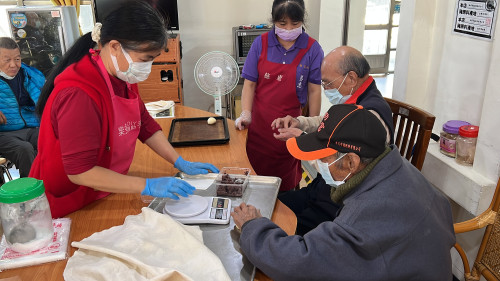 彰化榮家攜手長榮樂齡手作麵包 陪伴長輩享幸福滋味 