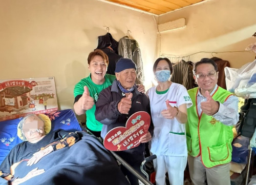 不畏低溫 藝人張睿家陪植物人家庭溫暖迎新年