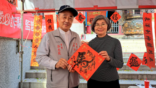 府城大觀音亭興濟宮大師揮毫贈春聯 民眾索取踴躍