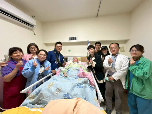 慈善歌后詹雅雯有愛無礙 嘉義榮院溫馨慰問歌友圓夢