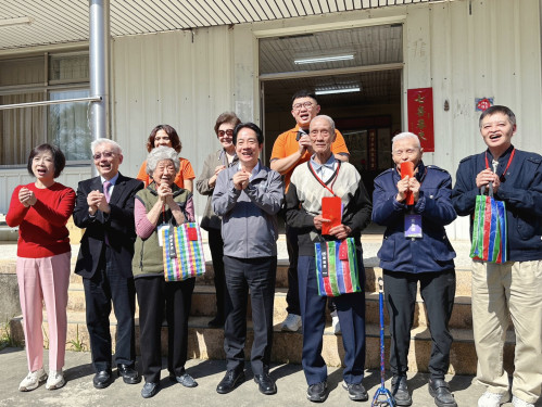 總統賴清德深入山區關懷長者陪圍爐 百歲爺表演魔術、9旬嬤教作紅龜粿 為8旬獨老添年味