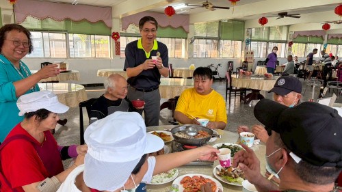 屏東榮家除夕圍爐 住民歡喜迎新年