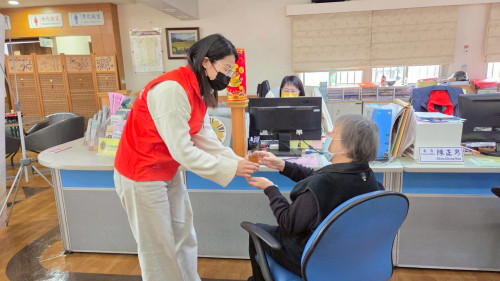 彰化榮服處熱薑茶奉上 友善洽公榮民眷度過低溫