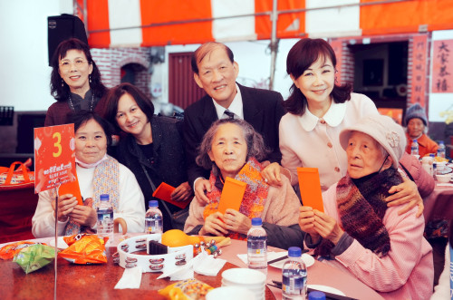 《情有獨鍾・為愛而唱》！ 中醫大附醫攜手林增連基金會送暖   以音符陪伴百位獨居長輩團圓迎新年