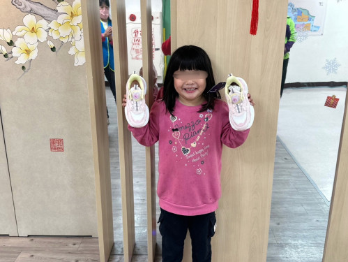 善心人士攜手金湖社福送鞋券 助41名兒少迎新年