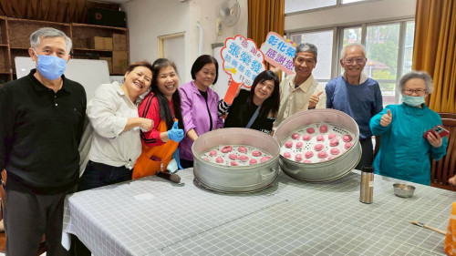 彰化榮家邀樂多工作坊帶領長輩手作紅龜粿核桃糕迎新年