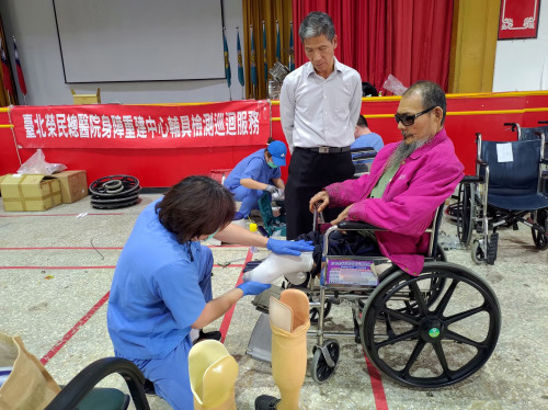 北榮身障輔具服務巡迴前進彰化榮家 專業守護長輩安全