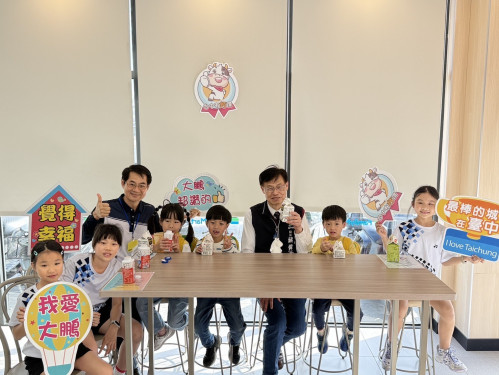 台中有鈣讚計畫上路首日　教育局長視察兌換流程　強調多元選擇、便民與食安