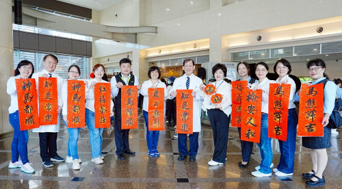 醫心祈福賀新歲 共迎馬年吉祥安康 中醫大附醫攜手書法名家吳運進 揮毫春聯送祝福