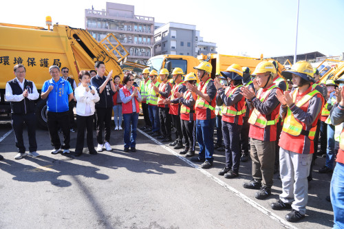 年節前夕慰勞環保英雄  盧秀燕赴南屯清潔隊致贈加菜金