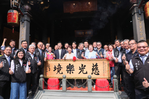 古蹟化身幸福殿堂！ 臺中樂成宮3/28集團婚禮見證良緣 盧秀燕贈匾「慈光樂境」感謝媽祖庇佑