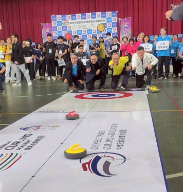 台中首屆議長盃冰壺賽！15隊、近70高手激戰　「冰上西洋棋」掀跨世代體壇熱潮