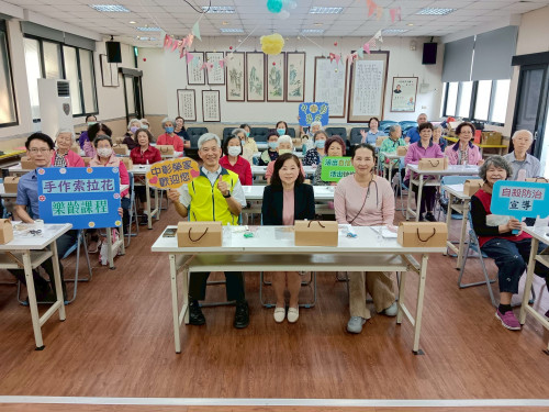 中彰榮家芳療花藝溫馨開課 長輩巧手共創草本香氛家園