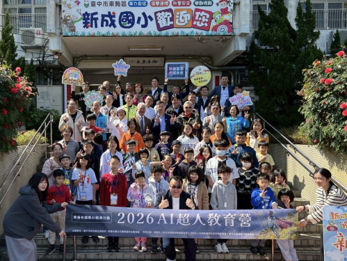 「優客李林」李驥、「豆腐教授」沈中元引領山城學童開唱  化身AI超人接軌未來