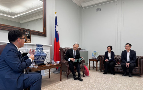 台中客語繪本《貓頭鳥》獲國際金獎　中市客委會拜會駐英代表處