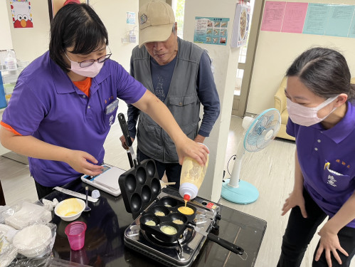 彰化榮家住民手作雞蛋糕 樂齡長輩開心享用憶往日