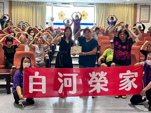 賴昱君樂音傳愛榮家！樂齡音樂律動與療癒伴長輩樂齡人生