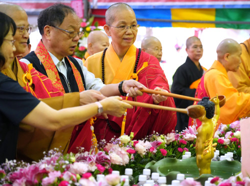 大台中佛教會浴佛祈福大會登場 上千信眾共沐佛恩 民政局長祈願市民幸福安康