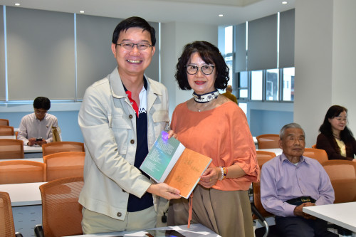 詩人張芳慈客語詩集《爧》震懾人心   中市客委會主委讚客家文學登峰之作