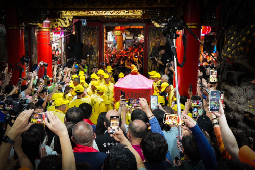 「粉紅超跑」白沙屯媽祖徒步北港進香啟程   盧秀燕赴拱天宮恭請登轎  祈願兩岸和平、台灣安全