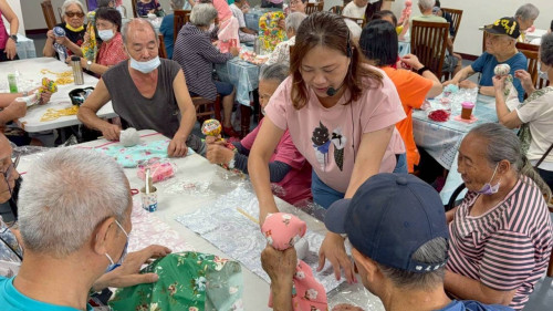 藝文與健身空間啟用 彰化榮家長住民手作艾草拍打棒樂活療癒