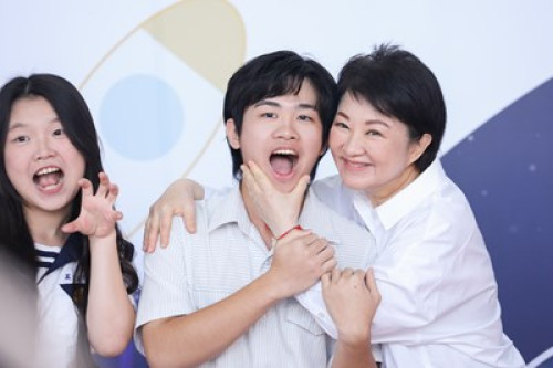 盧秀燕與8042位高中以下市長獎畢業生合影 「各俏皮POSE」照單全收 勉學子勇敢迎未來