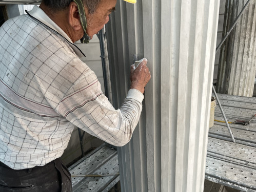 仰望完美弧線！73歲泥作大師李昆山半世紀功力、百款模具重塑臺中州廳