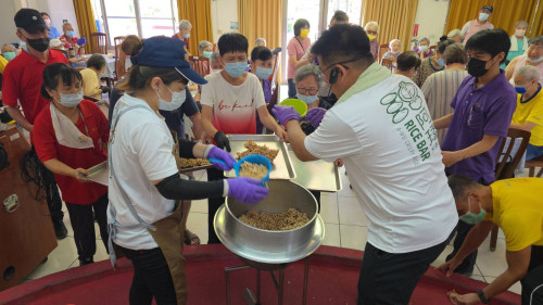 彰化榮家邀阿瑋米香推食農教育 住民手作米香重拾小時記憶