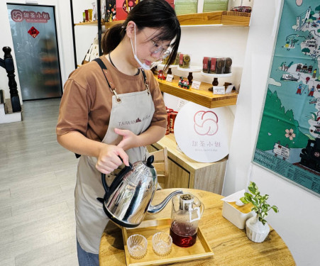 「甜茶小姐」微創鳳凰貸款助她從電影夢翻轉新世代茶文化