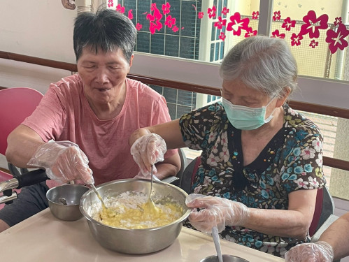 炸出幸福好滋味 屏東榮家長輩共享古早年糕香