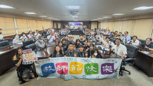 教師節前連發驚喜！嘉藥學生突襲課堂送祝福