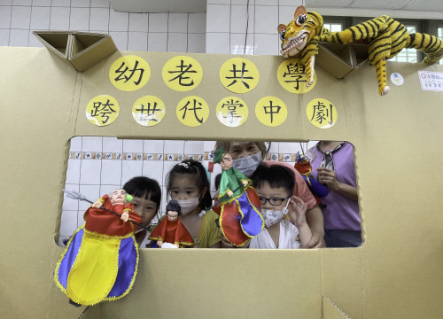 嘉藥幼老共學玩轉古早味童玩 擦出跨世代溫馨火花 