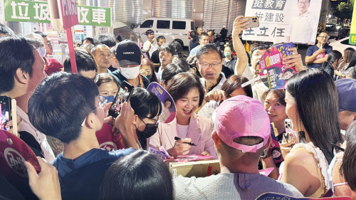 清水媳婦捲欣潮！何欣純逛五權夜市　掃街秒變粉絲見面會