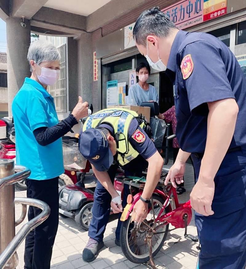 製作反光貼條增加能見度　北港警宣導長者行的安全