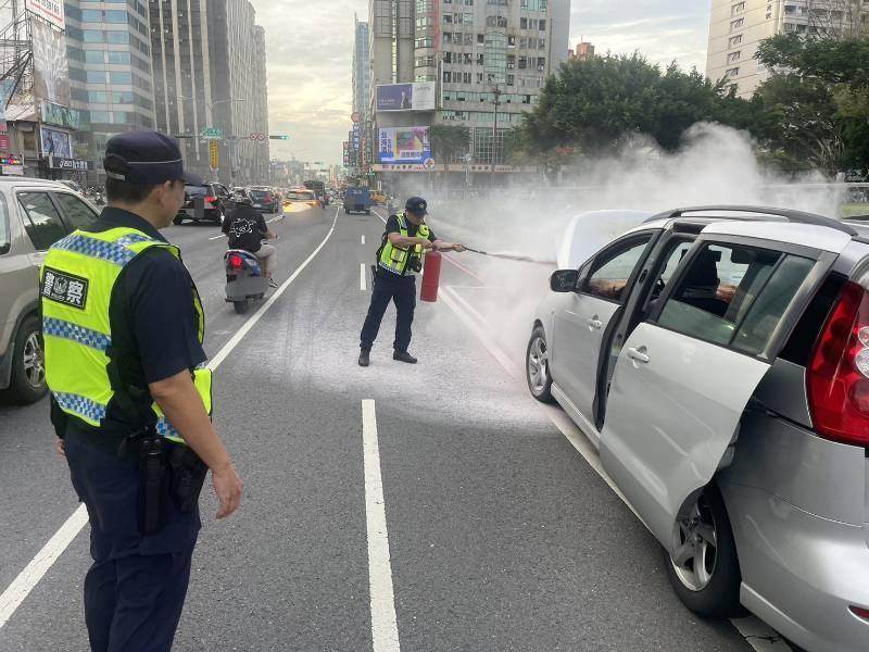 老車行駛半路突聞燒焦味 南警即到場及時滅火